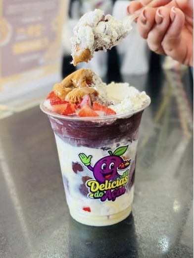 Açaí com morango, granola e amendoim