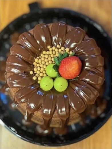 Bolo de chocolate decorado com fruta